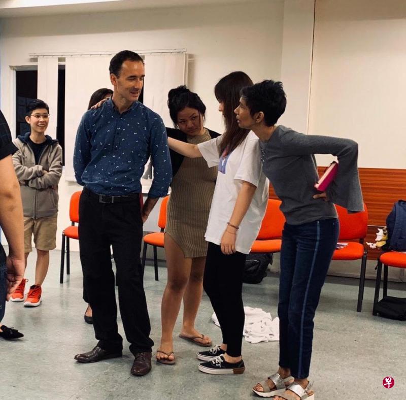 通过心理剧治疗可以审视个人状况，帮助厘清问题与消除负面情绪。（承诺心理保健集团提供）