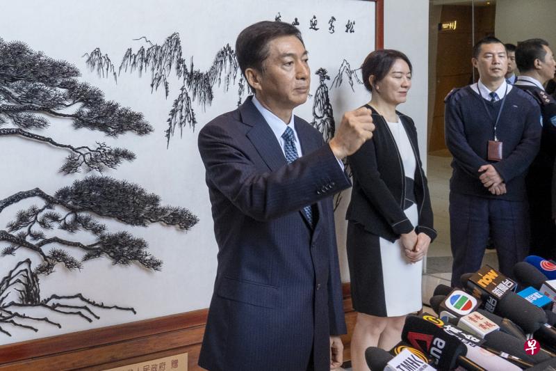 新任香港中联办主任骆惠宁昨天在中联办大厅会见传媒,在说到“三个确保”——有信心在香港特首林郑月娥、特区政府及社会各界共同努力下,一定能确保宪法和《基本法》在香港贯彻实施,一国两制行稳致远,香港长期繁荣稳定时,骆惠宁握起了拳头。(彭博社) 新任香港中联办主任骆惠宁昨天在中联办大厅会见传媒,在说到“三个确保”——有信心在香港特首林郑月娥、特区政府及社会各界共同努力下,一定能确保宪法和《基本法》在香港贯彻实施,一国两制行稳致远,香港长期繁荣稳定时,骆惠宁握起了拳头。(彭博社)