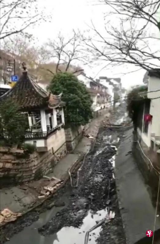 苏州市十全街上星期六发生大规模坍塌,官方初步判断是邻近的河道清淤工程造成。图为十全街上一座下沉倾斜的凉亭。(互联网) 苏州市十全街上星期六发生大规模坍塌,官方初步判断是邻近的河道清淤工程造成。图为十全街上一座下沉倾斜的凉亭。(互联网)
