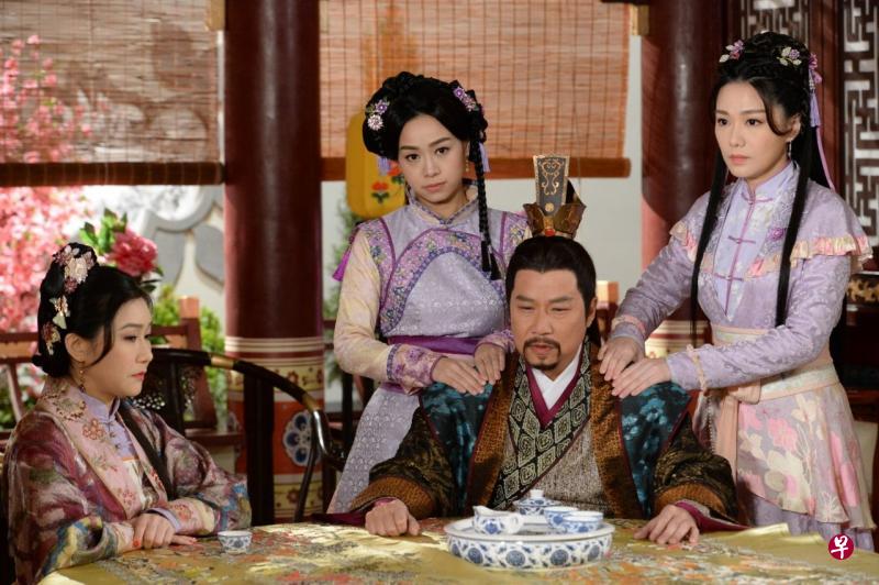 黄心颖(左二)及汤洛雯(右一)在戏中演针锋相对的丫环。(互联网) 黄心颖(左二)及汤洛雯(右一)在戏中演针锋相对的丫环。(互联网)