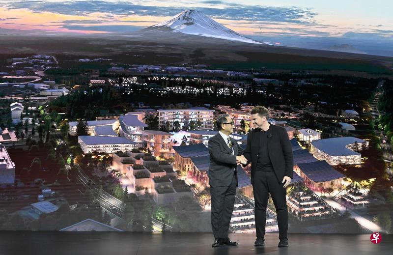 丰田总裁丰田章男(左)同丹麦著名建筑师英厄尔斯在拉斯维加斯举行的消费电子展上展现“未来城市”计划的概念。(法新社) 丰田总裁丰田章男(左)同丹麦著名建筑师英厄尔斯在拉斯维加斯举行的消费电子展上展现“未来城市”计划的概念。(法新社)