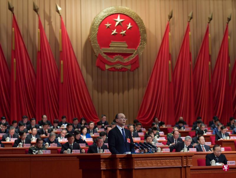 河北省人大会议昨天在石家庄开幕,河北省省长许勤在会上作政府工作报告。(中新社) 河北省人大会议昨天在石家庄开幕,河北省省长许勤在会上作政府工作报告。(中新社)