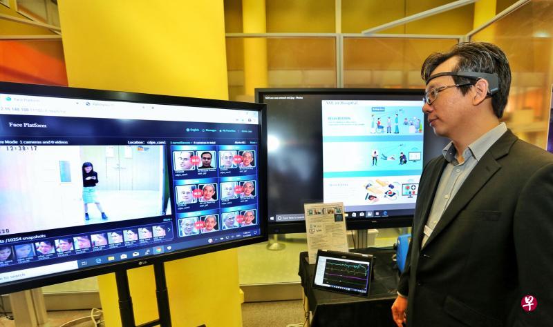 南洋理工学院工程学院副经理卢瑞荣向媒体展示医院紧急部门可采用5G网络支持的多项科技,其中包括让病人戴在头上测量脑电波的设备(图右),实时观察他们的压力和疼痛程度,以及通过脸部辨识技术(图左屏幕)为病人自动办理登记。(特约陈福洲摄) 南洋理工学院工程学院副经理卢瑞荣向媒体展示医院紧急部门可采用5G网络支持的多项科技,其中包括让病人戴在头上测量脑电波的设备(图右),实时观察他们的压力和疼痛程度,以及通过脸部辨识技术(图左屏幕)为病人自动办理登记。(特约陈福洲摄)