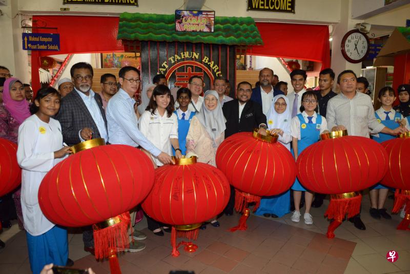 旺阿兹莎(左五)等人周三在10颗大红灯笼签名,校方也将这些灯笼挂上而结束这次风波。前排左二起为西维尔、黄基全与张念群。前排右二是黄思汉,前排右五是慕加希。后排右二起为赛沙迪、哥宾星、赛富丁与林冠英。(中国报) 旺阿兹莎(左五)等人周三在10颗大红灯笼签名,校方也将这些灯笼挂上而结束这次风波。前排左二起为西维尔、黄基全与张念群。前排右二是黄思汉,前排右五是慕加希。后排右二起为赛沙迪、哥宾星、赛富丁与林冠英。(中国报)