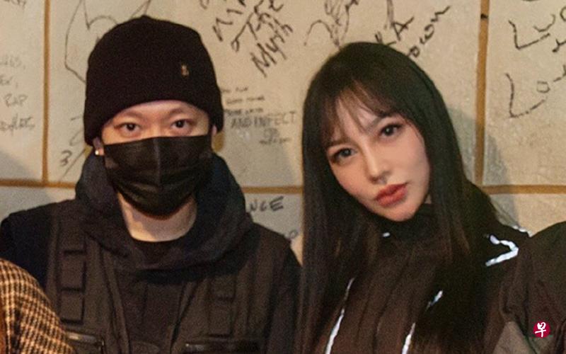 昵称“DJROROLL”(右)的网友晒出到洛杉矶参加PG One(左)演唱会合影,被疑是PG One的正牌女友。(微博图) 昵称“DJROROLL”(右)的网友晒出到洛杉矶参加PG One(左)演唱会合影,被疑是PG One的正牌女友。(微博图)