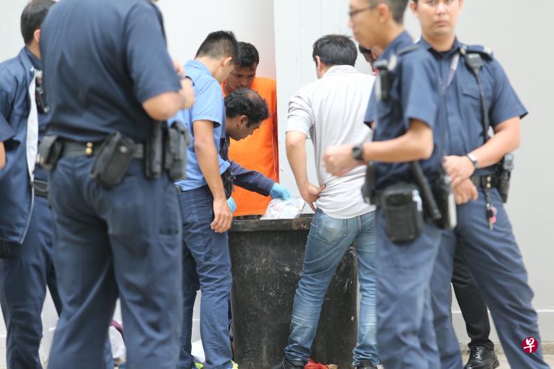 查案人员过后翻找垃圾槽,寻找蛛丝马迹。(唐家鸿摄) 查案人员过后翻找垃圾槽,寻找蛛丝马迹。(唐家鸿摄)