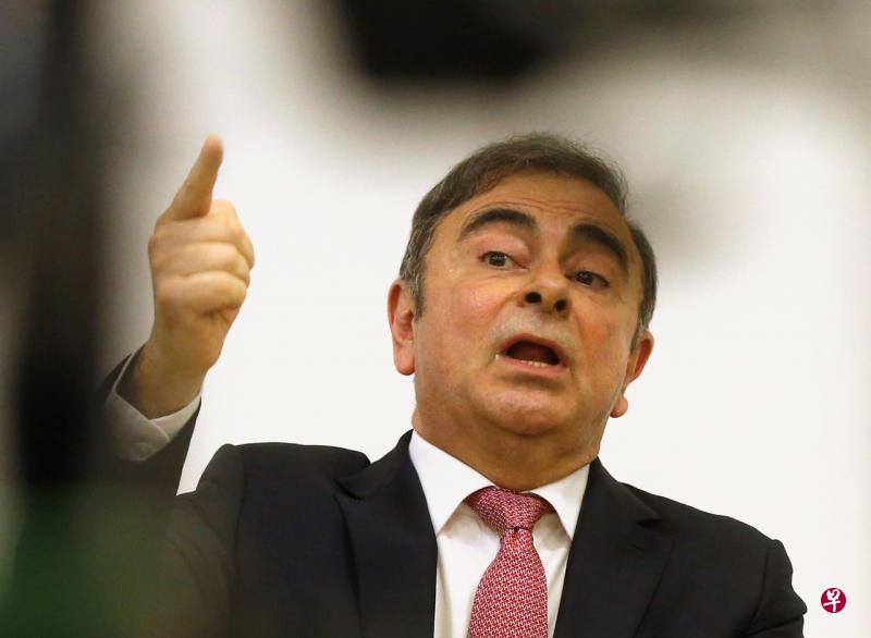 日产汽车的前首席执行官戈恩星期三(8日)在逃离日本的首次新闻发布会上将矛头对准法国总统马克龙,指他两年前试图将日产锁定在与雷诺的联盟中,因此激怒了日本的高管和官员。(路透社) 日产汽车的前首席执行官戈恩星期三(8日)在逃离日本的首次新闻发布会上将矛头对准法国总统马克龙,指他两年前试图将日产锁定在与雷诺的联盟中,因此激怒了日本的高管和官员。(路透社)