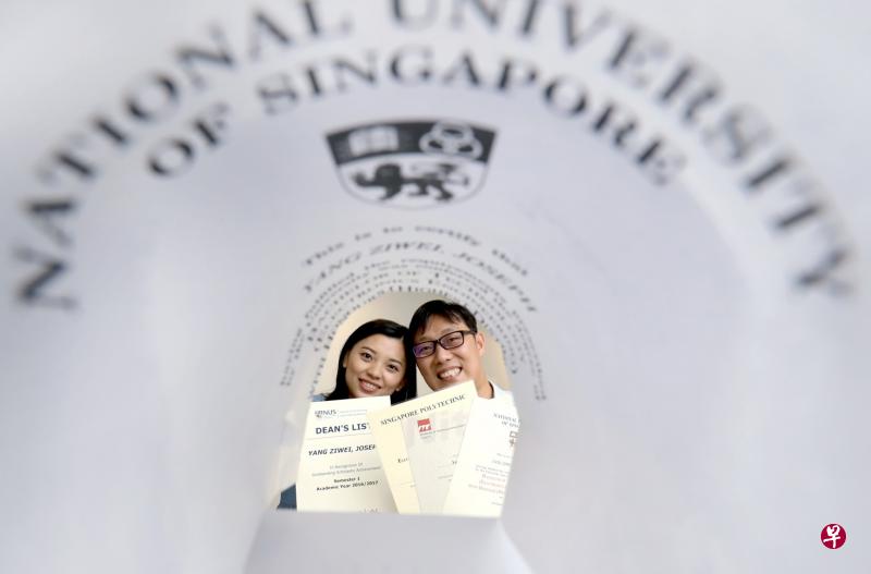 杨子威在七年内半工半读,成功考获理工学院专业文凭与大学文凭。妻子周丽敏当时也出席他的大学毕业礼,为他取得的学习成果感到开心。(何炳耀摄) 杨子威在七年内半工半读,成功考获理工学院专业文凭与大学文凭。妻子周丽敏当时也出席他的大学毕业礼,为他取得的学习成果感到开心。(何炳耀摄)