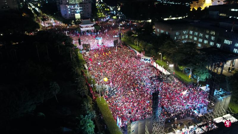 韩国瑜的支持者们占据了造势舞台的街道,人潮持续延伸。(韩国瑜竞选办公室) 韩国瑜的支持者们占据了造势舞台的街道,人潮持续延伸。(韩国瑜竞选办公室)