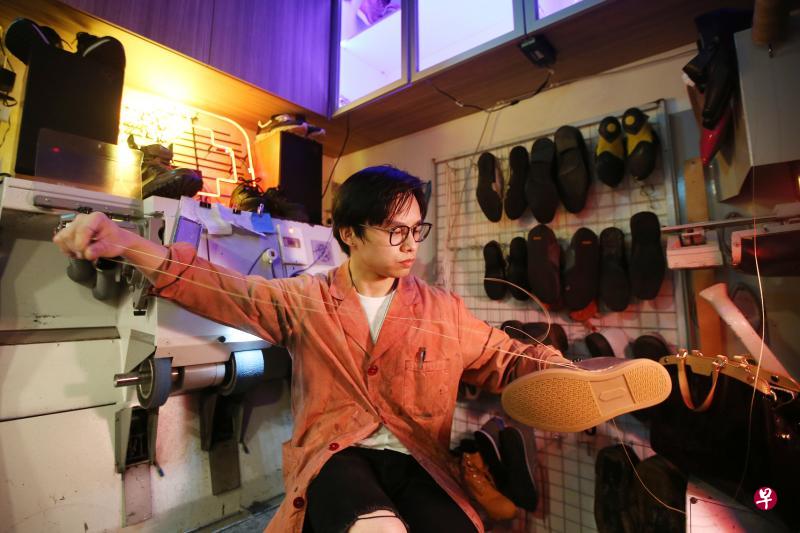 李坤耀在当兵时期开始对手工皮革产生兴趣,完成国民服役后就创业成为自由皮革工匠。 李坤耀在当兵时期开始对手工皮革产生兴趣,完成国民服役后就创业成为自由皮革工匠。