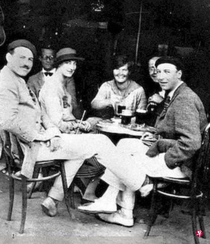 海明威夫妇和朋友们,这些朋友都是《太阳照常升起》里人物的原型。左起:海明威、勒布、杜芙夫人、哈德莉、斯图尔特、格思里。(互联网) 海明威夫妇和朋友们,这些朋友都是《太阳照常升起》里人物的原型。左起:海明威、勒布、杜芙夫人、哈德莉、斯图尔特、格思里。(互联网)