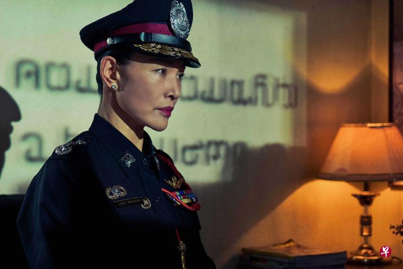 陈冲饰演的警察局长,追查杀子凶手时,表现极具震慑力。 陈冲饰演的警察局长,追查杀子凶手时,表现极具震慑力。