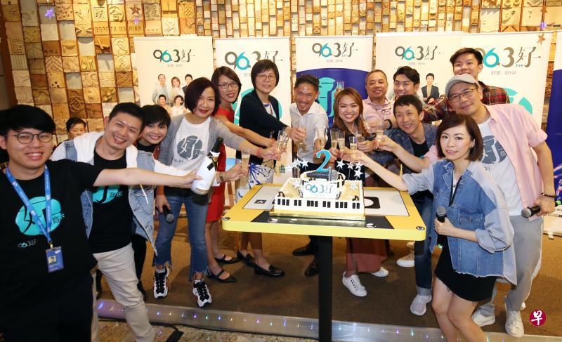 96.3好FM庆创台两周年,报业控股华文媒体集团社长李慧玲(左六)、报业控股副执行长陈康威(左七)与该台DJ及制作人等同欢庆。 96.3好FM庆创台两周年,报业控股华文媒体集团社长李慧玲(左六)、报业控股副执行长陈康威(左七)与该台DJ及制作人等同欢庆。