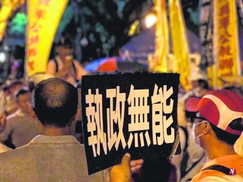 受年金改革政策影响的军公教团体进行抗议。(黄顺杰摄) 受年金改革政策影响的军公教团体进行抗议。(黄顺杰摄)
