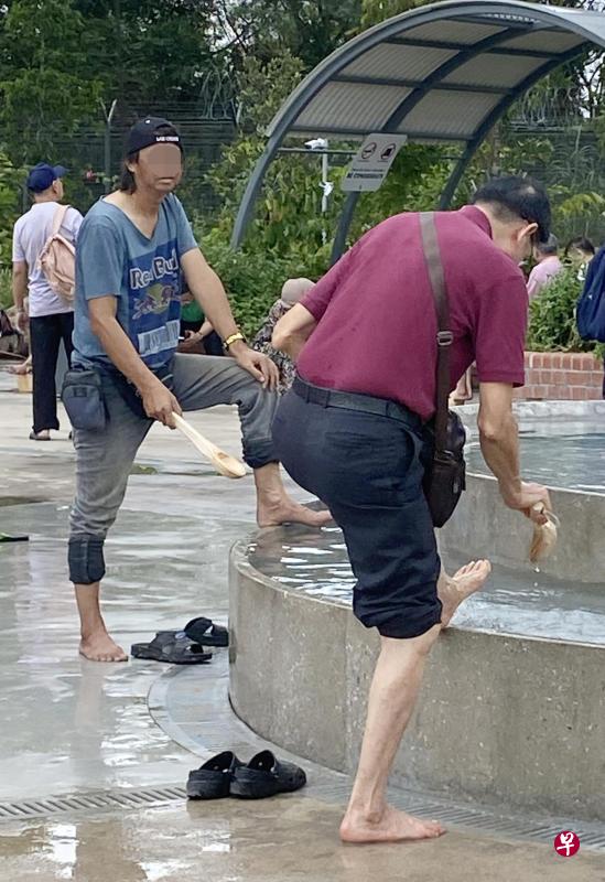 男子站在池边用温泉水洗脚,洗脚 水又直接回流进池中。(杨凱冰摄) 男子站在池边用温泉水洗脚,洗脚 水又直接回流进池中。(杨凱冰摄)