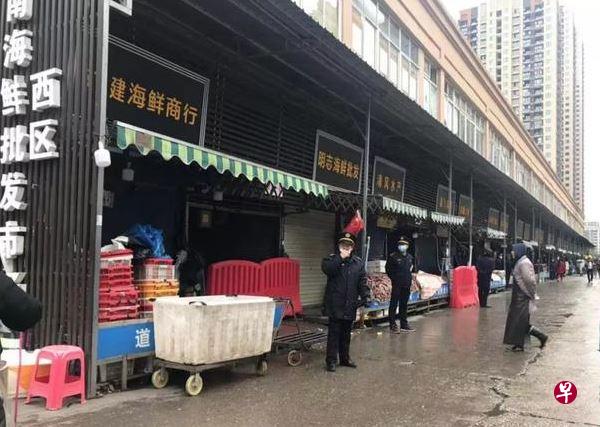 武汉肺炎病原体初步判定为新型冠状病毒。图为出现多名肺炎患者的武汉华南海鲜批发市场。(互联网) 武汉肺炎病原体初步判定为新型冠状病毒。图为出现多名肺炎患者的武汉华南海鲜批发市场。(互联网)