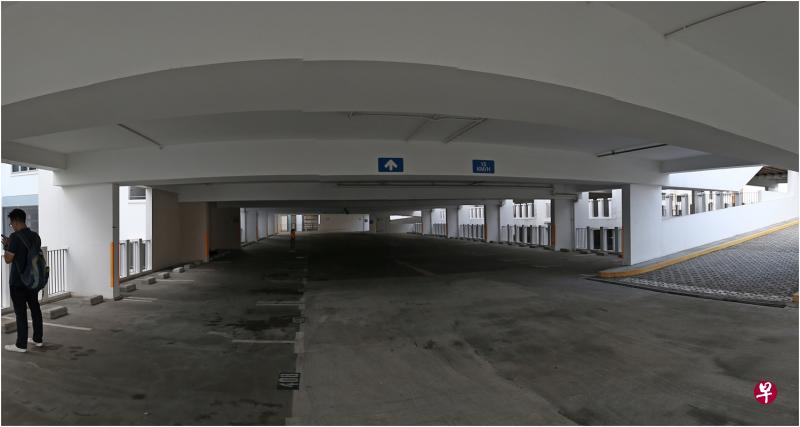 少女骑着脚踏车从七楼沿着斜道骑下六楼后,撞上一停车位后方的车轮挡,整个人翻出围栏,酿成意外。 少女骑着脚踏车从七楼沿着斜道骑下六楼后,撞上一停车位后方的车轮挡,整个人翻出围栏,酿成意外。