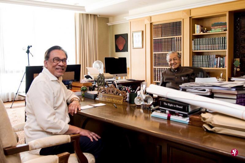 安华(左)去年11月到马哈迪在首要领导基金大厦的办公室。(取自安华推特) 安华(左)去年11月到马哈迪在首要领导基金大厦的办公室。(取自安华推特)