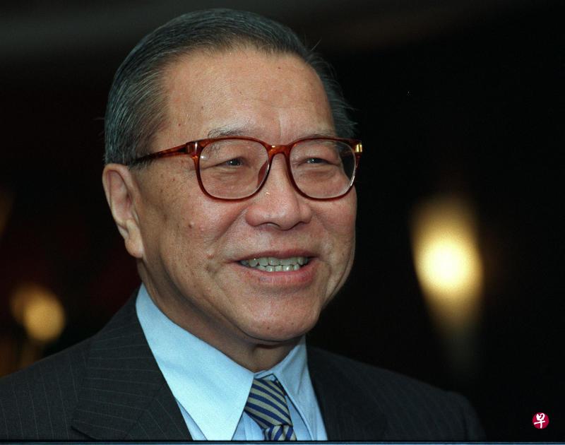 杨邦孝知识渊博、人生历炼丰富。铁面无私的他,犹如现代版包青天。(档案照) 杨邦孝知识渊博、人生历炼丰富。铁面无私的他,犹如现代版包青天。(档案照)