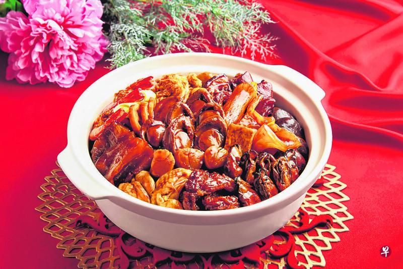 玉楼丰盛的“富贵聚宝盆”盆菜。 玉楼丰盛的“富贵聚宝盆”盆菜。