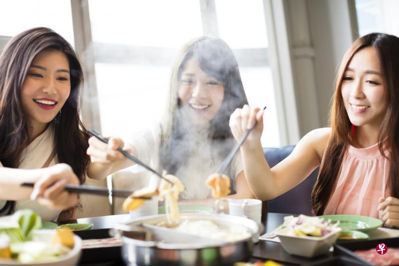 过年吃火锅,除了方便,更添热闹气氛。(iStock图片) 过年吃火锅,除了方便,更添热闹气氛。(iStock图片)