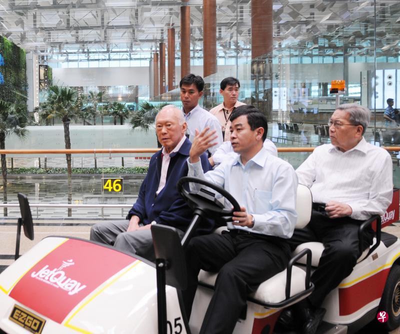 樟宜机场第三搭客大厦在2008年启用前,时任内阁资政的建国总理李光耀(前排左)和前大法官杨邦孝(后排右)在2007年10月参观了新机场设施。两人从剑桥时期就是好朋友。(档案照片) 樟宜机场第三搭客大厦在2008年启用前,时任内阁资政的建国总理李光耀(前排左)和前大法官杨邦孝(后排右)在2007年10月参观了新机场设施。两人从剑桥时期就是好朋友。(档案照片)