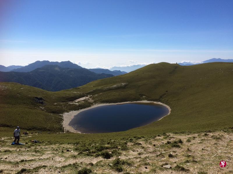 像蓝宝石的嘉明湖,近年来已成为登山热门地点。(蔡依桃摄) 像蓝宝石的嘉明湖,近年来已成为登山热门地点。(蔡依桃摄)