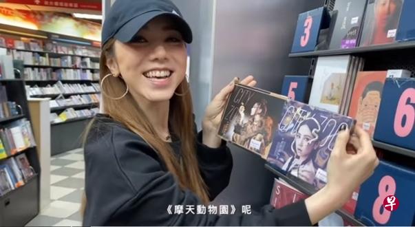 邓紫棋现身台北东区唱片行买自己的新专辑。(互联网) 邓紫棋现身台北东区唱片行买自己的新专辑。(互联网)