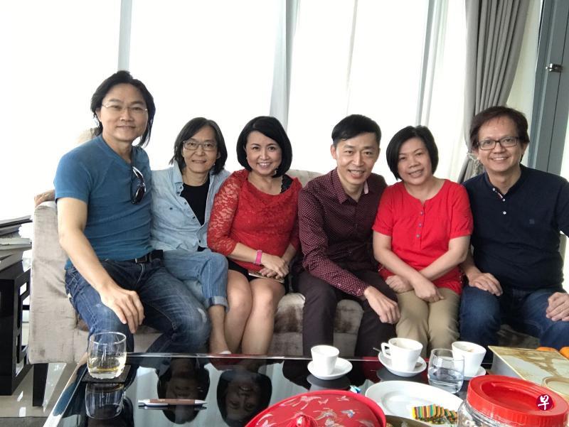 邢增华(左二)2017年2月和新谣好友聚会。左起为:刘瑞政、已故新谣阿姐颜黎明、梁文福夫妻、吴剑峰。(吴剑峰提供) 邢增华(左二)2017年2月和新谣好友聚会。左起为:刘瑞政、已故新谣阿姐颜黎明、梁文福夫妻、吴剑峰。(吴剑峰提供)