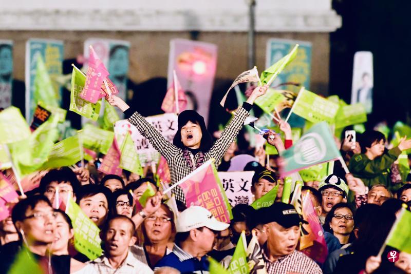 蔡英文的支持者们参加选前夜,挥舞着支持民进党和蔡英文的旗帜。(法新社) 蔡英文的支持者们参加选前夜,挥舞着支持民进党和蔡英文的旗帜。(法新社)