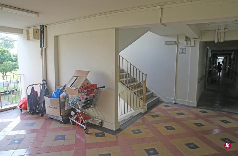 女居民疑不满女加龙古尼把杂物堆积在等候电梯处,女加龙古尼则把对方的花盆扔下楼。(刘启成摄) 女居民疑不满女加龙古尼把杂物堆积在等候电梯处,女加龙古尼则把对方的花盆扔下楼。(刘启成摄)