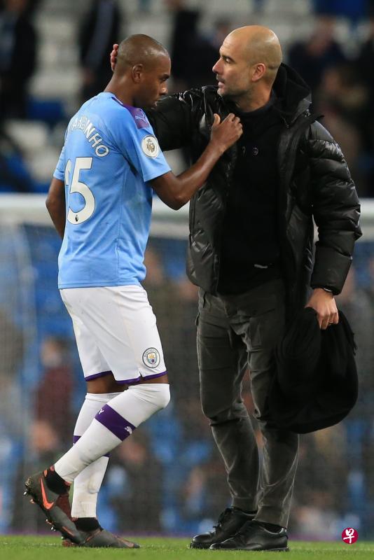 瓜迪奥拉(右)认为,费尔南迪尼奥(左)是曼市球会历史上最伟大的球员之一。(法新社) 瓜迪奥拉(右)认为,费尔南迪尼奥(左)是曼市球会历史上最伟大的球员之一。(法新社)