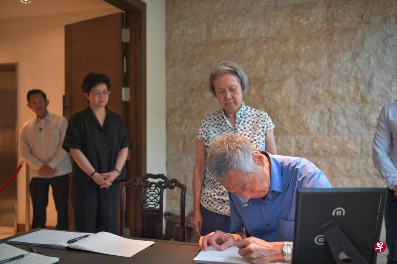 李显龙总理与夫人何晶(右一及二)昨天到前大法官杨邦孝的灵堂吊唁,并向杨邦孝的女儿、通讯及新闻部常任秘书杨颖仪(左二)表达慰问。他过后在吊唁簿上留言。(海峡时报) 李显龙总理与夫人何晶(右一及二)昨天到前大法官杨邦孝的灵堂吊唁,并向杨邦孝的女儿、通讯及新闻部常任秘书杨颖仪(左二)表达慰问。他过后在吊唁簿上留言。(海峡时报)