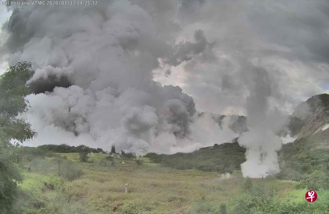 菲律宾塔阿尔火山(Taal Volcano)星期天发生潜水爆发,火山在喷发中产生约100米高的灰烬。(菲律宾火山与地震研究所) 菲律宾塔阿尔火山(Taal Volcano)星期天发生潜水爆发,火山在喷发中产生约100米高的灰烬。(菲律宾火山与地震研究所)