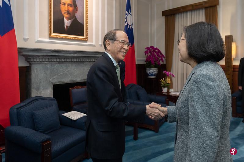 蔡英文(右,背对镜头者)12日与日本台湾交流协会会长大桥光夫(左)会面。(取自台湾总统府官网) 蔡英文(右,背对镜头者)12日与日本台湾交流协会会长大桥光夫(左)会面。(取自台湾总统府官网)