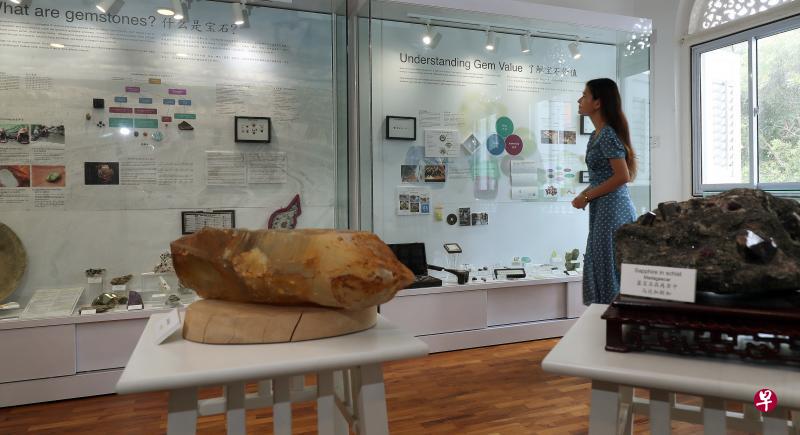 宝石博物馆里展出多种珍贵和罕见的矿石、以图文解说宝石的诞生、开采、琢磨到推出市场的过程, 还有仿冒宝石和人造宝石让访客学习辨别。(陈来福摄) 宝石博物馆里展出多种珍贵和罕见的矿石、以图文解说宝石的诞生、开采、琢磨到推出市场的过程, 还有仿冒宝石和人造宝石让访客学习辨别。(陈来福摄)