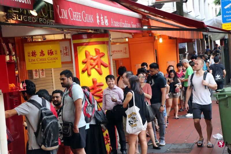 每年临近农历新年,肉干店总会出现长长的人龙,也因此催生了代购肉干的服务。(陈来福摄) 每年临近农历新年,肉干店总会出现长长的人龙,也因此催生了代购肉干的服务。(陈来福摄)