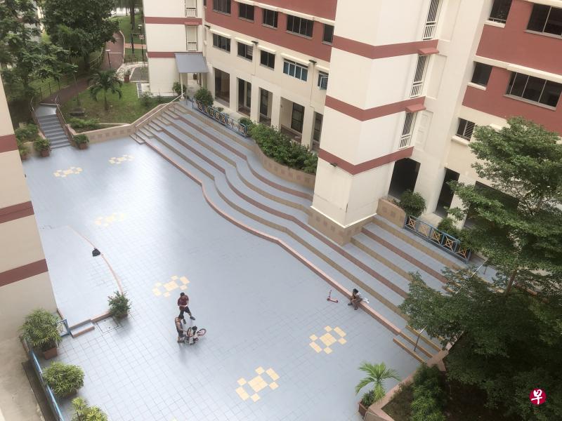 张峻峰原想在位于新民阁第445座和第448座组屋之间的户外剧场举行影片首映,但被居民委员会拒绝。(梁伟康摄) 张峻峰原想在位于新民阁第445座和第448座组屋之间的户外剧场举行影片首映,但被居民委员会拒绝。(梁伟康摄)