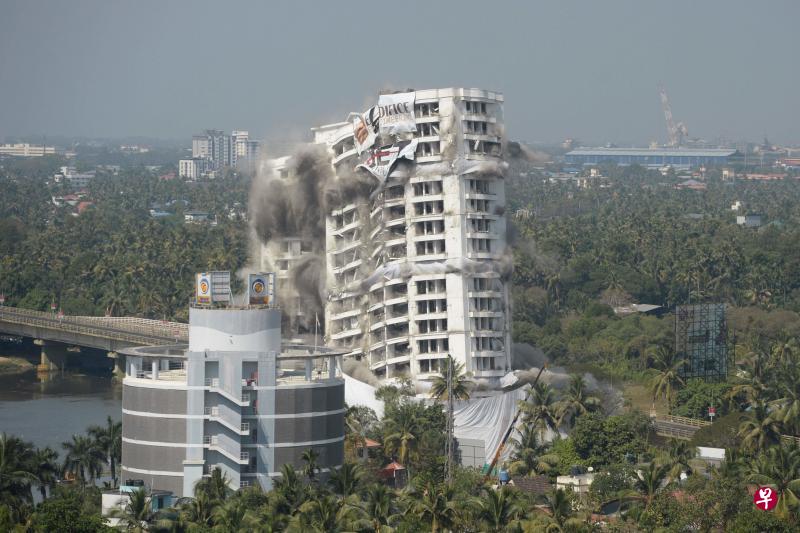 喀拉拉邦这栋违章建筑被爆破,当初买下这些住宅单位的民众担忧,不知何时才能获得全额赔偿。(法新社) 喀拉拉邦这栋违章建筑被爆破,当初买下这些住宅单位的民众担忧,不知何时才能获得全额赔偿。(法新社)