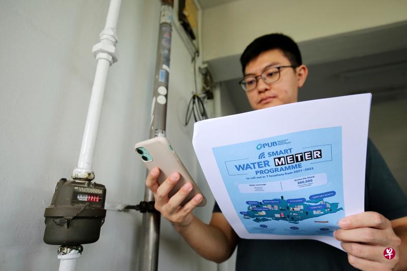 许芝福跟父母同住在三房式组屋,目前使用的是旧水表。他希望未来换上智能水表后,可通过应用或网页实时查看用水量,这样就知道该从哪方面着手节约用水。(龙国雄摄) 许芝福跟父母同住在三房式组屋,目前使用的是旧水表。他希望未来换上智能水表后,可通过应用或网页实时查看用水量,这样就知道该从哪方面着手节约用水。(龙国雄摄)