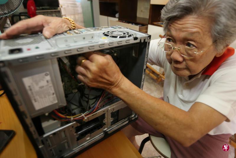 陈塞丹无师自通,为街坊修理电器。 陈塞丹无师自通,为街坊修理电器。