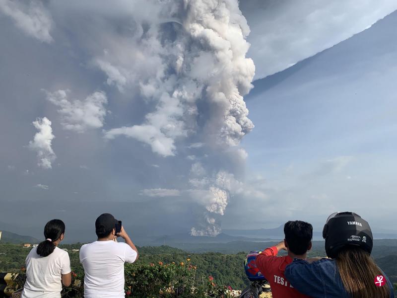 菲律宾塔阿尔火山(Taal Volcano)星期天(12日)下午发生潜水爆发,火山在喷发中喷出约一公里高灰烬。(法新社) 菲律宾塔阿尔火山(Taal Volcano)星期天(12日)下午发生潜水爆发,火山在喷发中喷出约一公里高灰烬。(法新社)