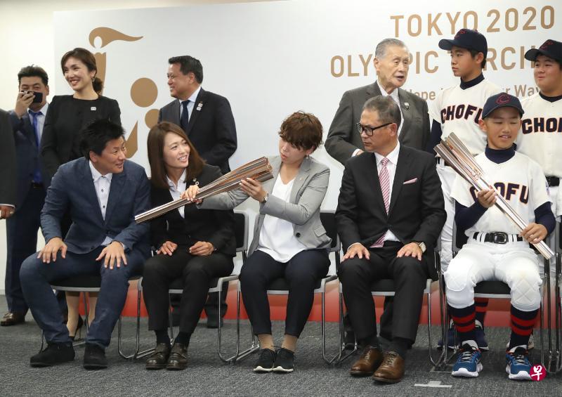 东京奥运会将贯彻环保方针。图为即将参与传递奥运圣火的选手出席记者会。(法新社) 东京奥运会将贯彻环保方针。图为即将参与传递奥运圣火的选手出席记者会。(法新社)