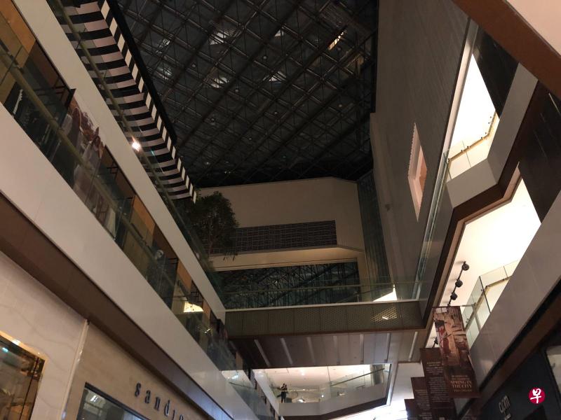 星期一(1月13日)晚上8时左右,来福士城(Raffles City)发生大停电事故。(陈怡安摄) 星期一(1月13日)晚上8时左右,来福士城(Raffles City)发生大停电事故。(陈怡安摄)
