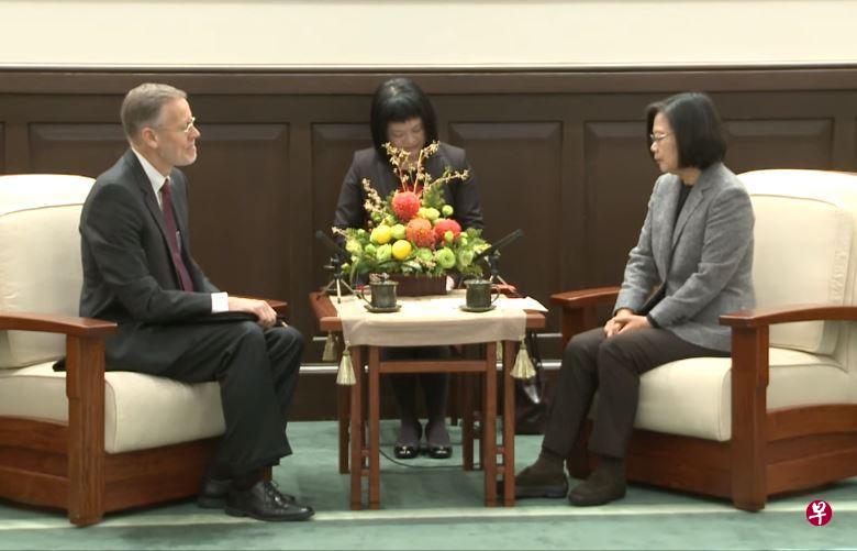 大选获胜连任的台湾总统蔡英文(右)12日上午接见美国在台协会(AIT)台北办事处处长郦英杰(Brent Christensen)。(台总统府网站) 大选获胜连任的台湾总统蔡英文(右)12日上午接见美国在台协会(AIT)台北办事处处长郦英杰(Brent Christensen)。(台总统府网站)