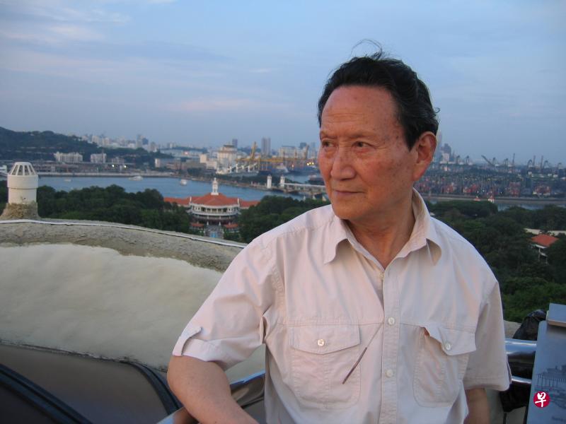 2005年4月17日黄昏，高缨登上新加坡圣淘沙鱼尾狮顶端留影。如今他走了，这处高大的鱼尾狮也被拆除。（徐伏钢摄）