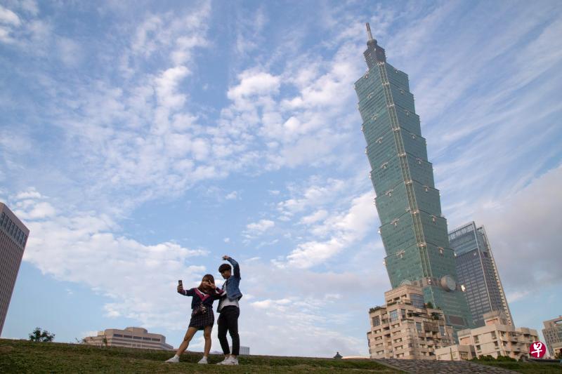 去年大陆“十一”黄金周期间,每天赴台的大陆旅客数仅为3470人,同比减少三分之二,创下11年来的最低纪录。图为著名旅游地标台北101大楼。(彭博社) 去年大陆“十一”黄金周期间,每天赴台的大陆旅客数仅为3470人,同比减少三分之二,创下11年来的最低纪录。图为著名旅游地标台北101大楼。(彭博社)
