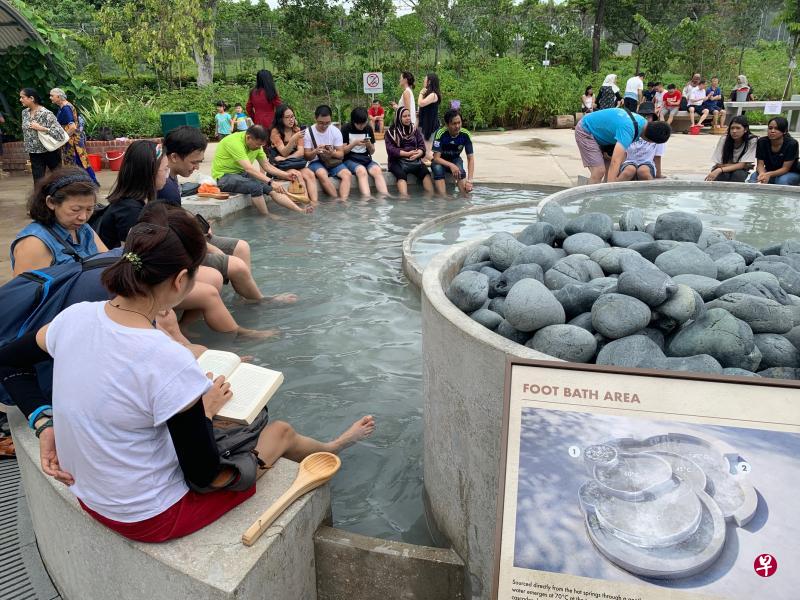位于甘巴士道的三巴旺温泉公园有本岛唯一的天然温泉,1月4日开放至今已吸引不少公众前去体验,平日下午也聚集了好几十人,一起享受温泉足浴的乐趣。(陈可扬摄) 位于甘巴士道的三巴旺温泉公园有本岛唯一的天然温泉,1月4日开放至今已吸引不少公众前去体验,平日下午也聚集了好几十人,一起享受温泉足浴的乐趣。(陈可扬摄)