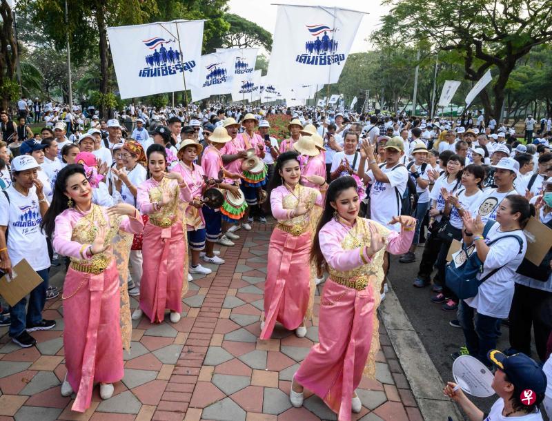 身穿泰国传统服装的舞蹈员在声援首相巴育的竞走活动上翩翩起舞。(法新社) 身穿泰国传统服装的舞蹈员在声援首相巴育的竞走活动上翩翩起舞。(法新社)