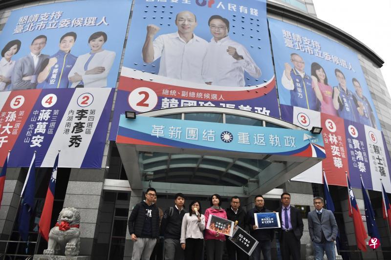 罗智强(左五)等国民党青壮派昨天宣布成立“+1”工程,宣示要推动国民党改革。(中通社) 罗智强(左五)等国民党青壮派昨天宣布成立“+1”工程,宣示要推动国民党改革。(中通社)